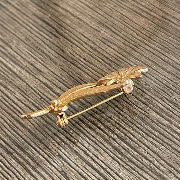 Vintage Textured Daisy Pin - Picture 3 of 14